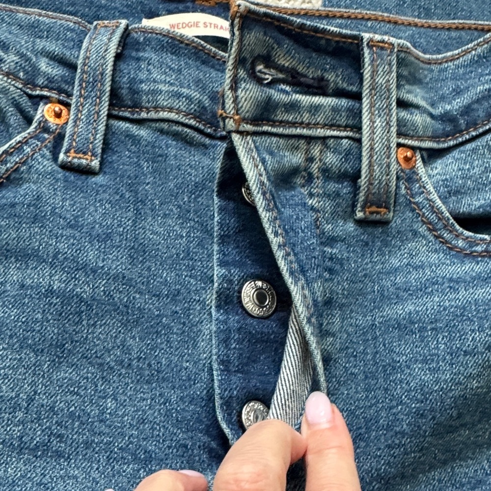 Levi's - Wedgie Straight- NWOT- Size 28 - Picture 6 of 7